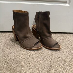 Uggs- Stylish Brown Open-Toe Ankle Boots